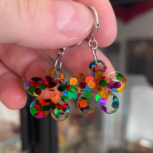 Petites boucles d'oreilles fleurs pendantes en acrylique transparente avec des confettis multicolores