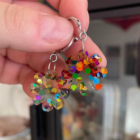 Petites boucles d'oreilles fleurs pendantes en acrylique transparente avec des confettis multicolores