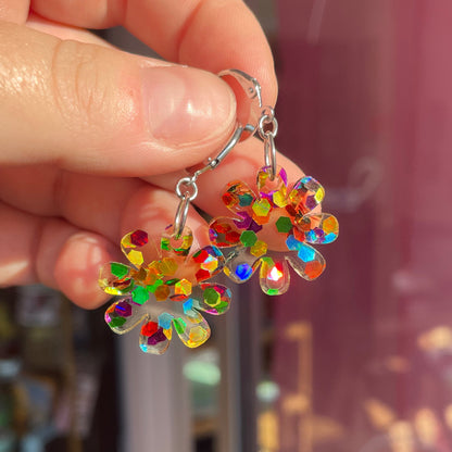 Petites boucles d'oreilles fleurs pendantes en acrylique transparente avec des confettis multicolores
