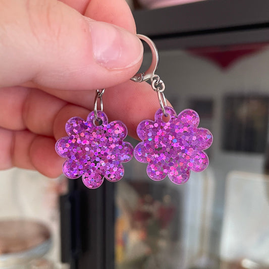 Petites boucles d'oreilles fleurs pendantes en acrylique semi transparente à paillettes violettes