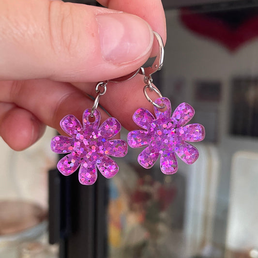 Petites boucles d'oreilles fleurs pendantes en acrylique semi transparente à paillettes violettes
