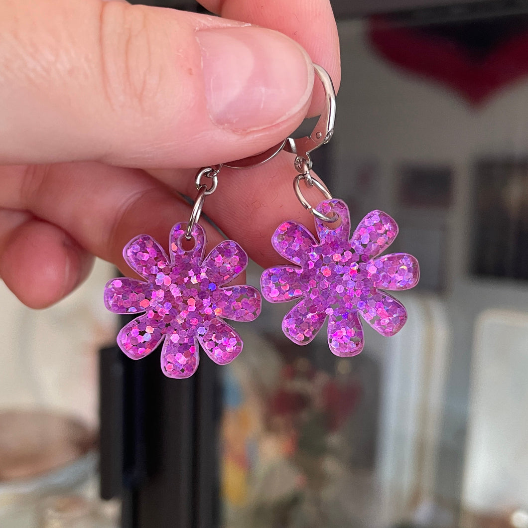 Petites boucles d'oreilles fleurs pendantes en acrylique semi transparente à paillettes violettes