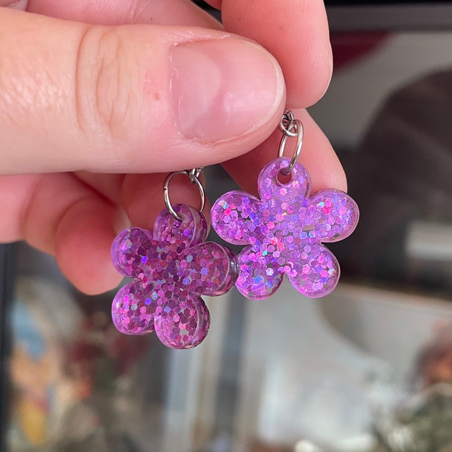Petites boucles d'oreilles fleurs pendantes en acrylique semi transparente à paillettes violettes