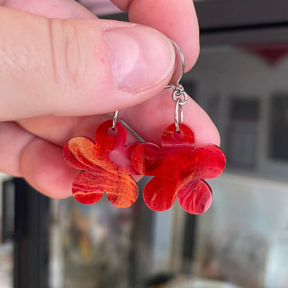 Petites boucles d'oreilles fleurs pendantes en acrylique marbrée rouge, blanche et dorée