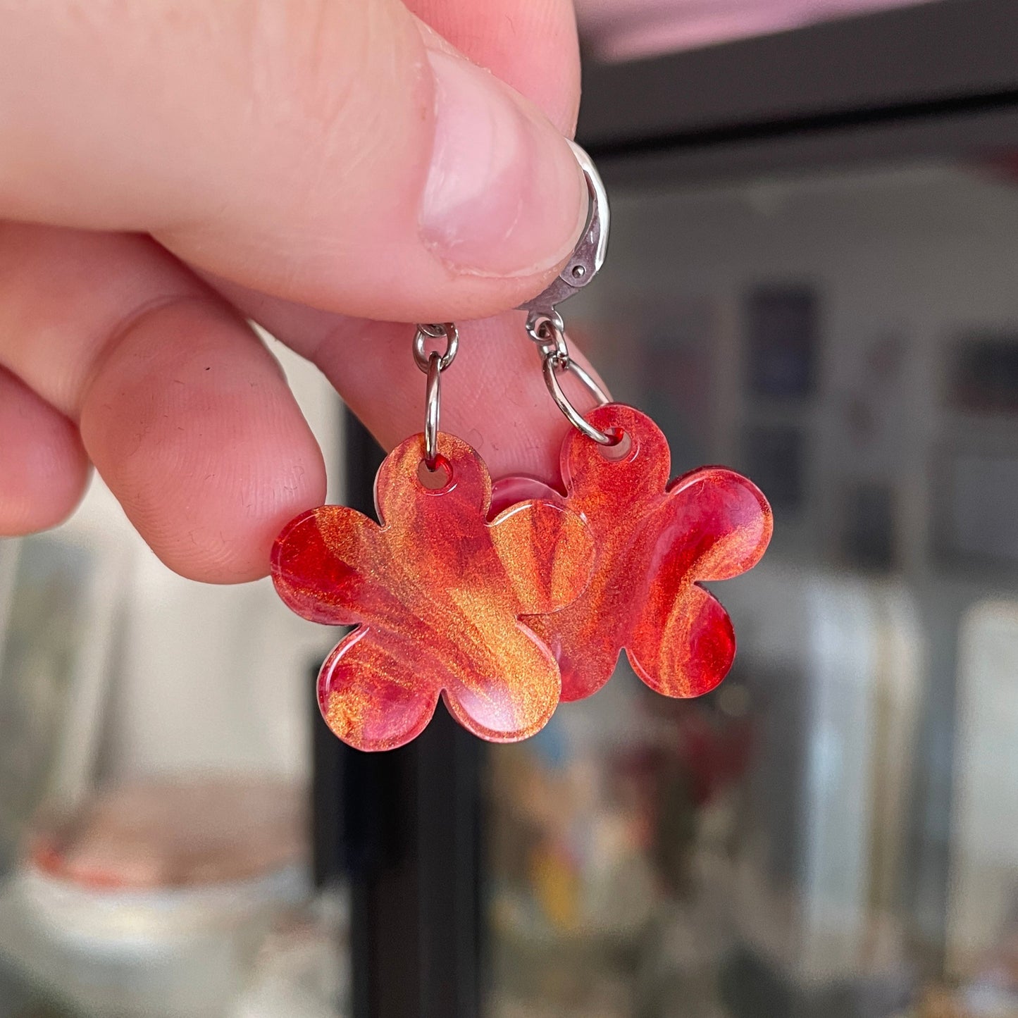 Petites boucles d'oreilles fleurs pendantes en acrylique marbrée rouge, blanche et dorée