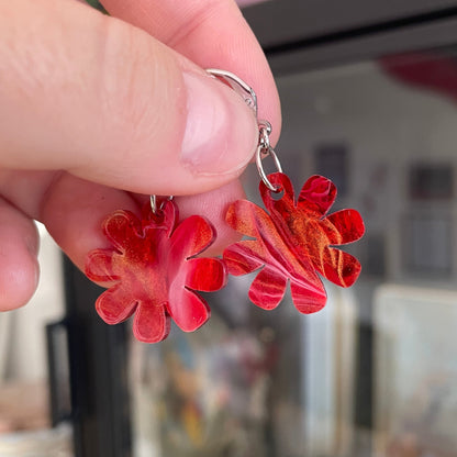 Petites boucles d'oreilles fleurs pendantes en acrylique marbrée rouge, blanche et dorée