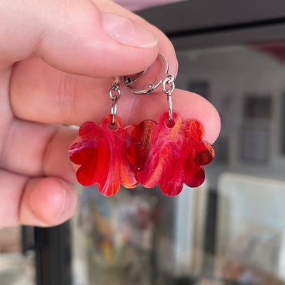 Petites boucles d'oreilles fleurs pendantes en acrylique marbrée rouge, blanche et dorée