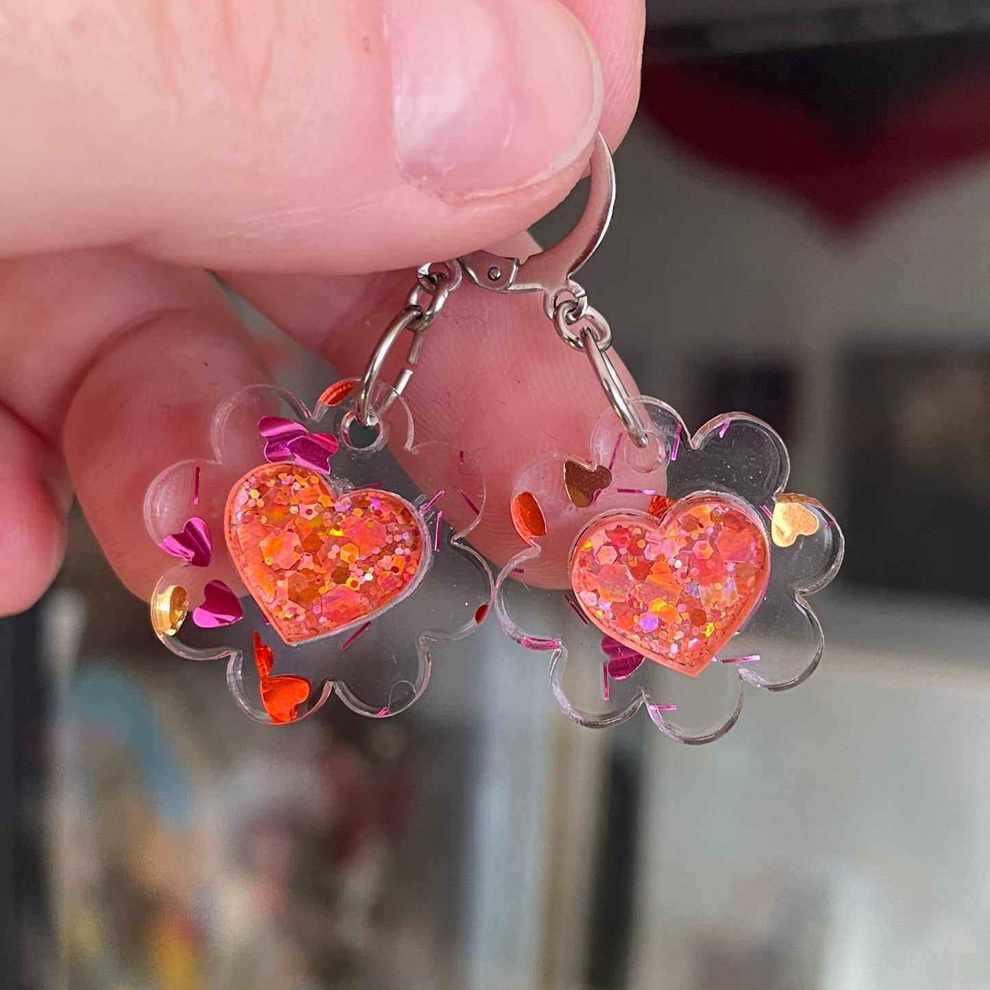 Petites boucles d'oreilles fleurs/coeurs pendantes en acrylique transparente avec des coeurs