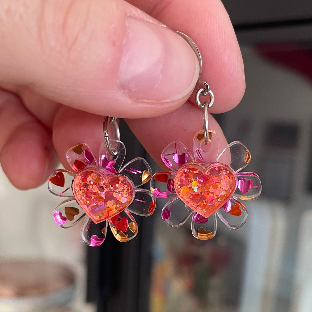 Petites boucles d'oreilles fleurs/coeurs pendantes en acrylique transparente avec des coeurs