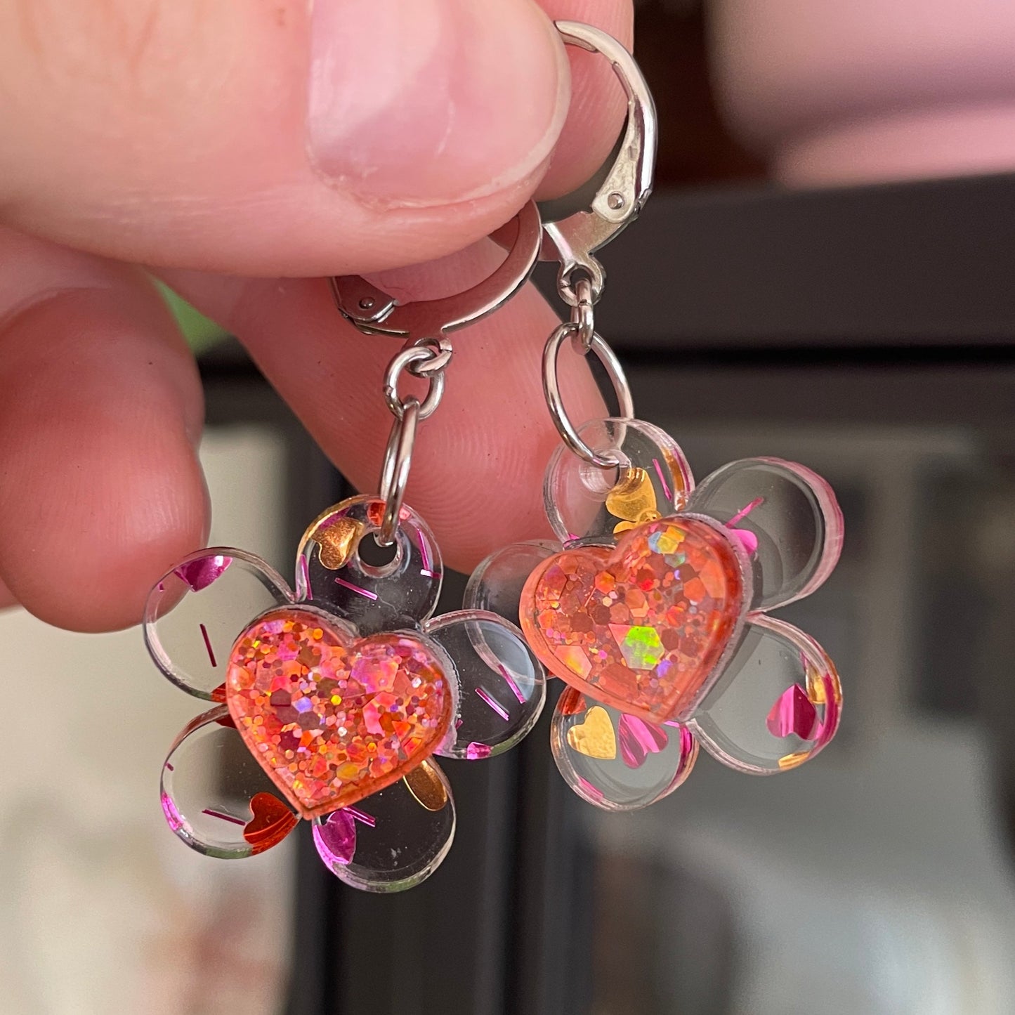 Petites boucles d'oreilles fleurs/coeurs pendantes en acrylique transparente avec des coeurs