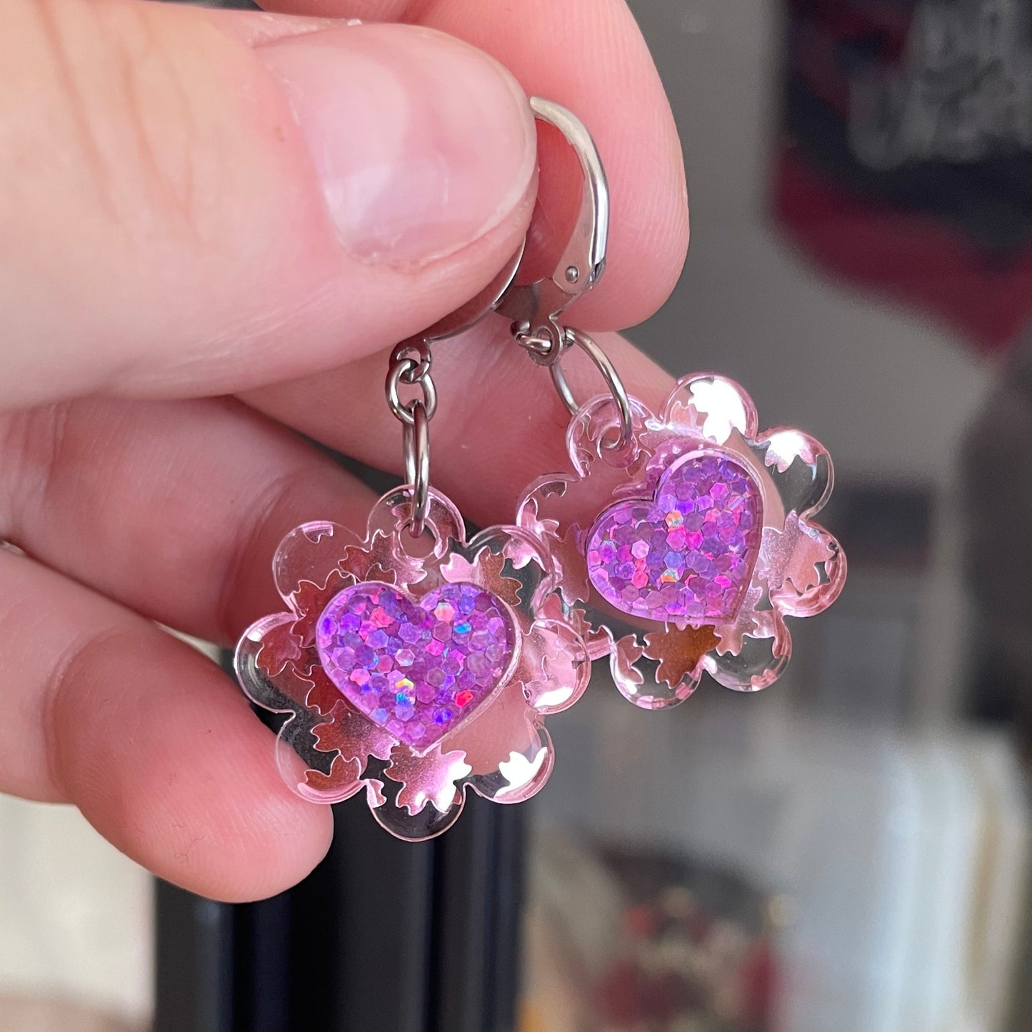 Petites boucles d'oreilles fleurs/coeurs pendantes en acrylique transparente avec des fleurs de cerisier