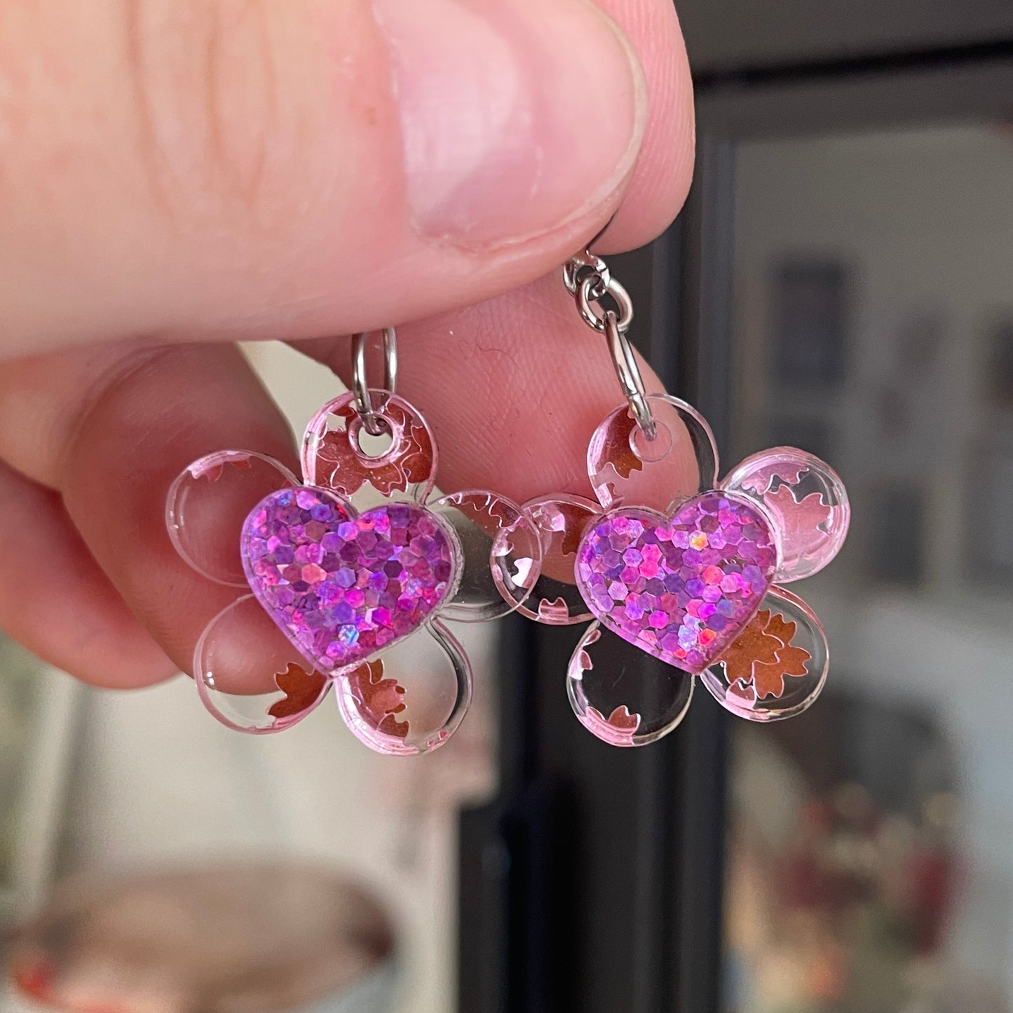 Petites boucles d'oreilles fleurs/coeurs pendantes en acrylique transparente avec des fleurs de cerisier