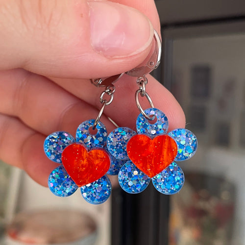 Petites boucles d'oreilles fleurs/coeurs pendantes en acrylique à paillettes bleues