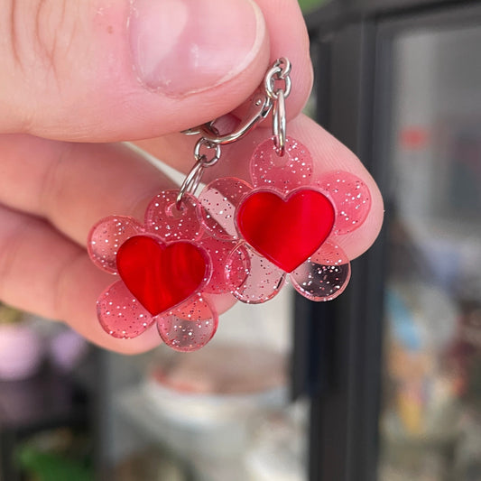 Petites boucles d'oreilles fleurs/coeurs pendantes en acrylique transparente rose à paillettes