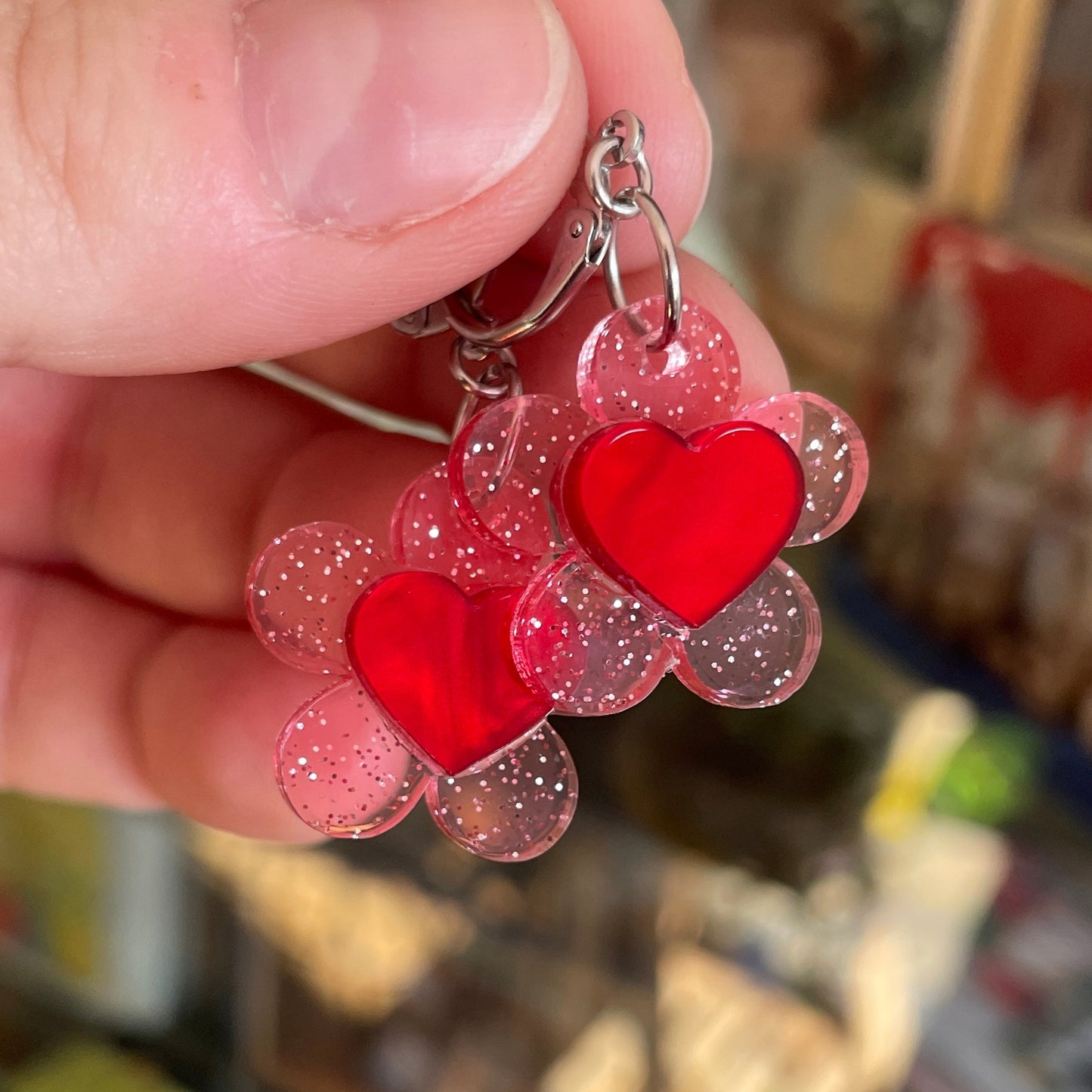 Petites boucles d'oreilles fleurs/coeurs pendantes en acrylique transparente rose à paillettes