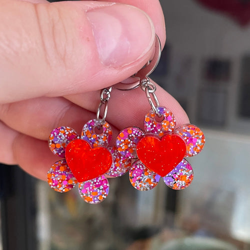 Petites boucles d'oreilles fleurs/coeurs pendantes en acrylique semi transparente avec des pois violets, roses, oranges et blancs