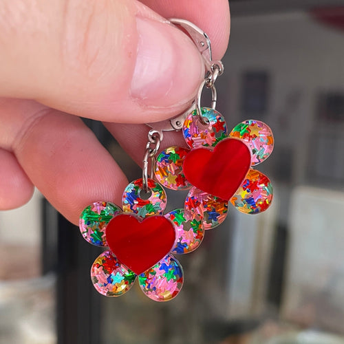 Petites boucles d'oreilles fleurs/coeurs pendantes en acrylique semi transparente avec des étoiles multicolores