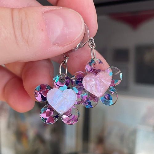 Petites boucles d'oreilles fleurs/coeurs pendantes en acrylique semi transparente avec coeurs violets et turquoise