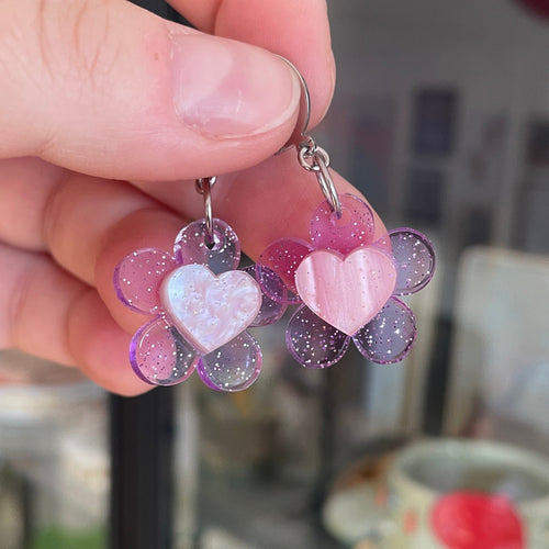Petites boucles d'oreilles fleurs/coeurs pendantes en acrylique transparente violette à paillettes