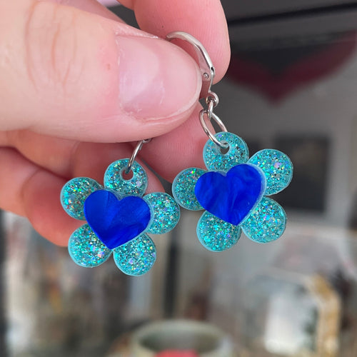 Petites boucles d'oreilles fleurs/coeurs pendantes en acrylique à paillettes bleues