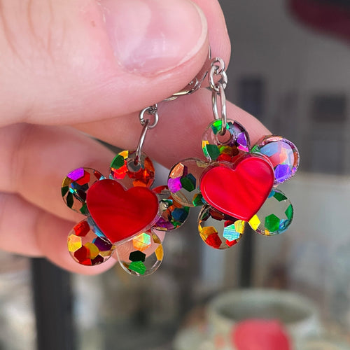 Petites boucles d'oreilles fleurs/coeurs pendantes en acrylique semi transparente avec des confettis multicolores