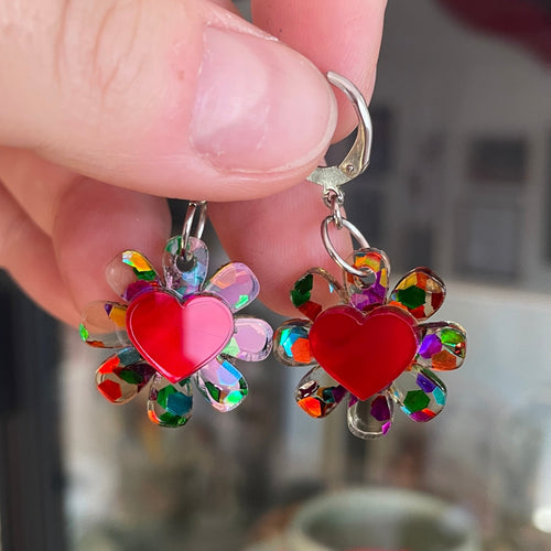Petites boucles d'oreilles fleurs/coeurs pendantes en acrylique semi transparente avec des confettis multicolores