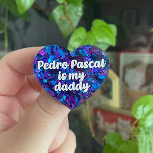 Broche "Pedro Pascal is my daddy" en acrylique à gros confettis bleus et violets