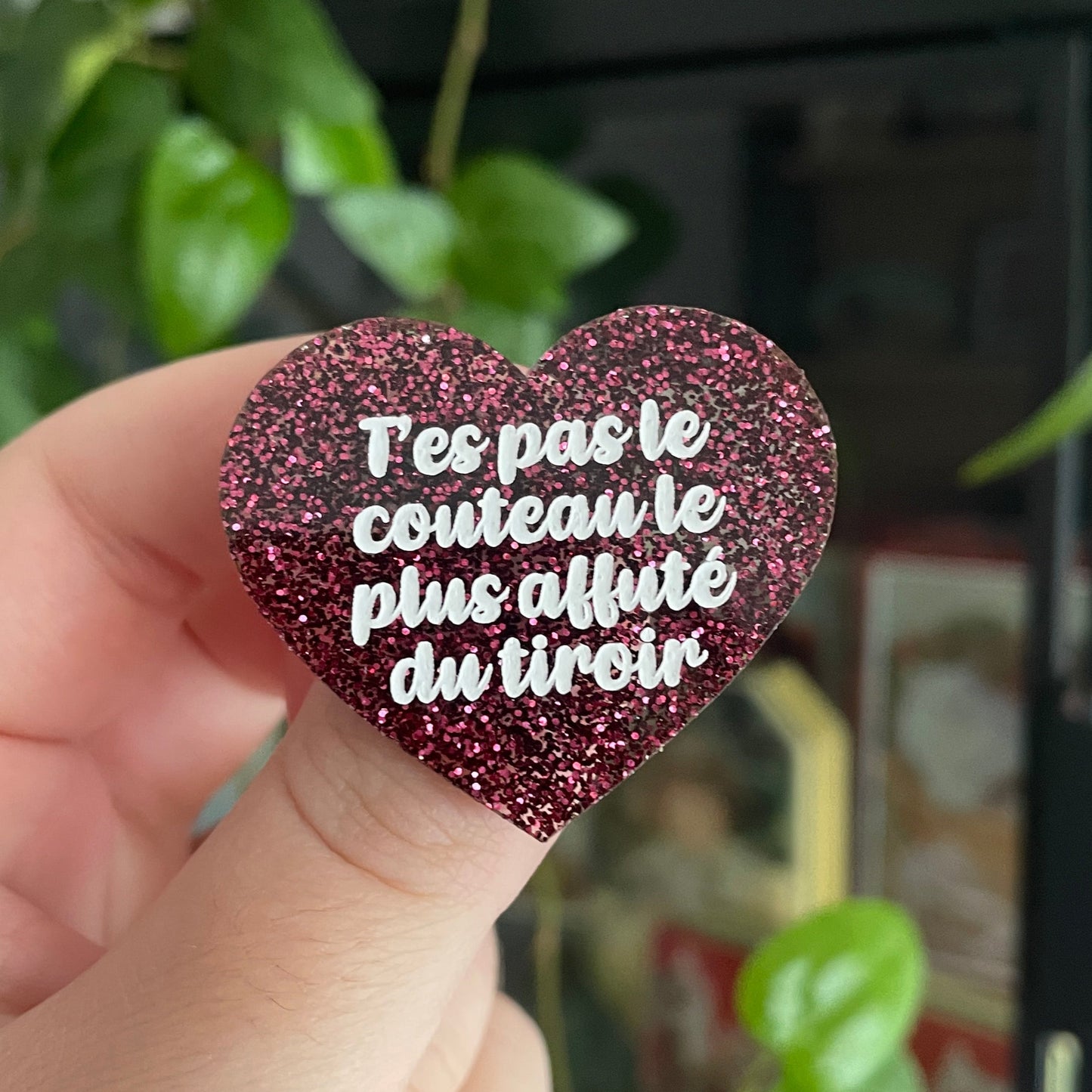 Broche "T'es pas le couteau le plus affuté du tiroir" en acrylique bordeaux à paillettes