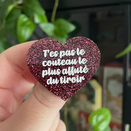 [CONTRÔLE TECHNIQUE] Broche "T'es pas le couteau le plus affuté du tiroir" en acrylique bordeaux à paillettes
