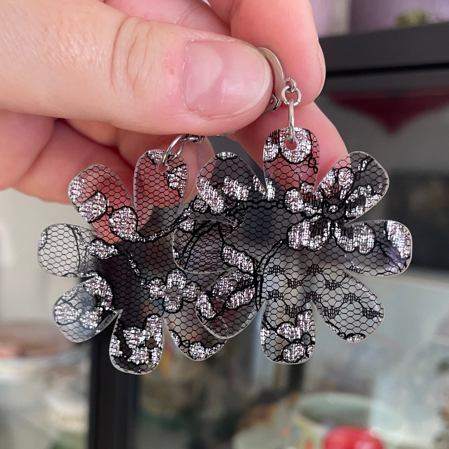 Grandes boucles d'oreilles fleurs pendantes en acrylique japonaise avec de la dentelle noire