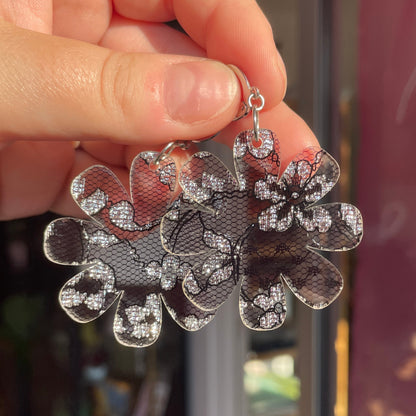 Grandes boucles d'oreilles fleurs pendantes en acrylique japonaise avec de la dentelle noire