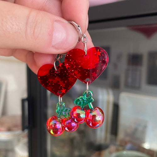 Boucles d'oreilles pendantes coeurs en acrylique rouge et petites cerises