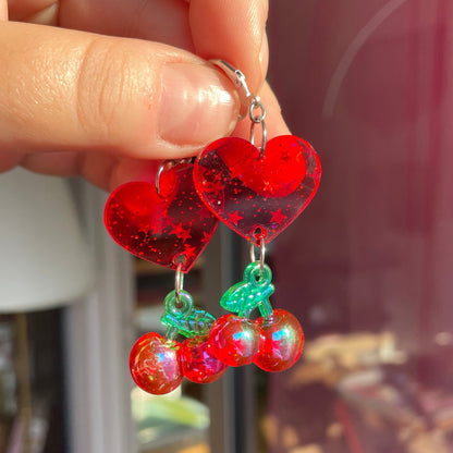Boucles d'oreilles pendantes coeurs en acrylique rouge et petites cerises