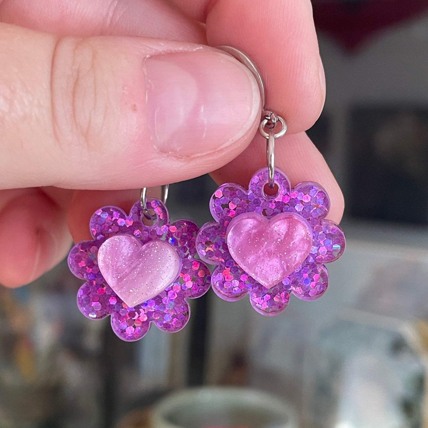 Petites boucles d'oreilles fleurs/coeurs pendantes en acrylique semi transparente à paillettes violettes
