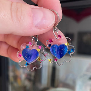Petites boucles d'oreilles fleurs/coeurs pendantes en acrylique transparente avec des étoiles