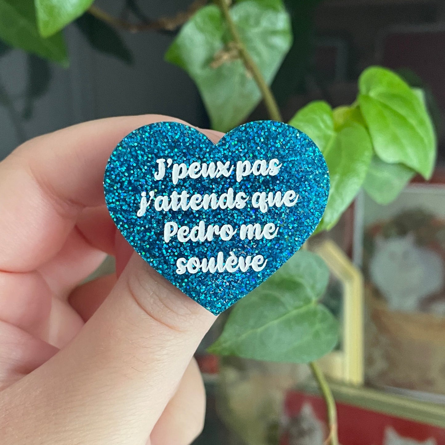 Broche "J'peux pas j'attends que Pedro me soulève" en acrylique à paillettes bleues