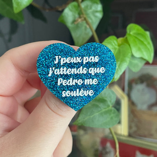 Broche "J'peux pas j'attends que Pedro me soulève" en acrylique à paillettes bleues