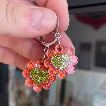 Petites boucles d'oreilles fleurs/coeurs pendantes en acrylique à paillettes corail