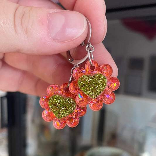 Petites boucles d'oreilles fleurs/coeurs pendantes en acrylique à paillettes corail
