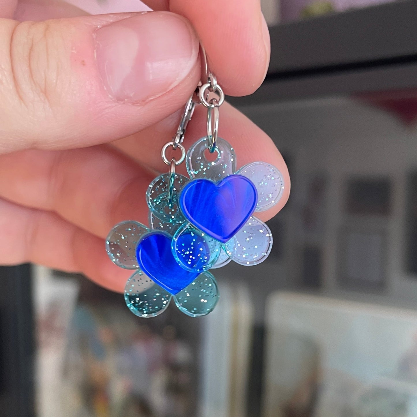 Petites boucles d'oreilles fleurs/coeurs pendantes en acrylique bleue transparente à paillettes
