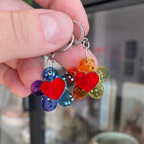 Petites boucles d'oreilles fleurs/coeurs pendantes en acrylique arc-en-ciel transparente à paillettes