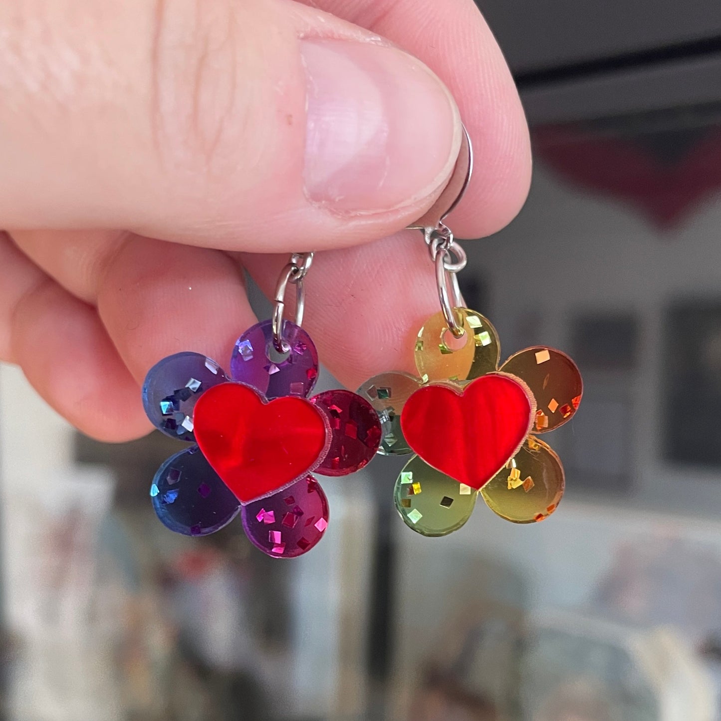 Petites boucles d'oreilles fleurs/coeurs pendantes en acrylique arc-en-ciel transparente à paillettes