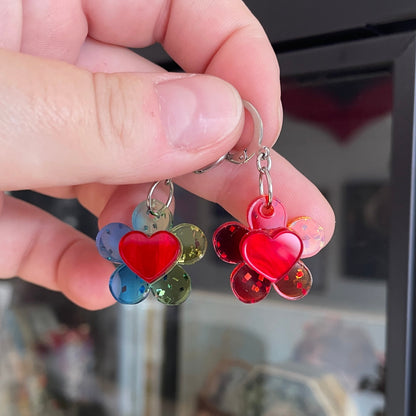 Petites boucles d'oreilles fleurs/coeurs pendantes en acrylique arc-en-ciel transparente à paillettes