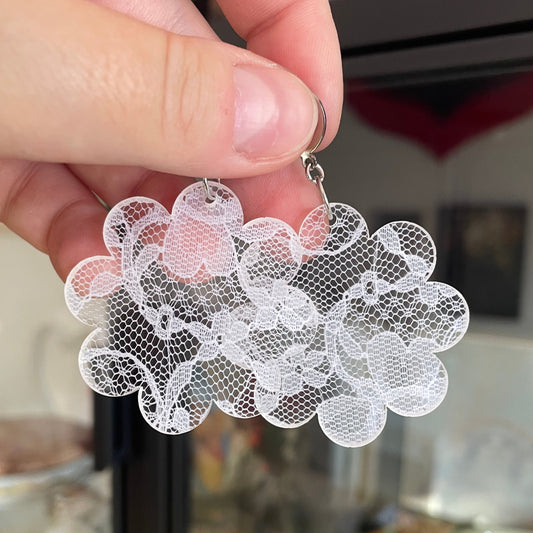 Grandes boucles d'oreilles fleurs pendantes en acrylique japonaise avec de la dentelle blanche