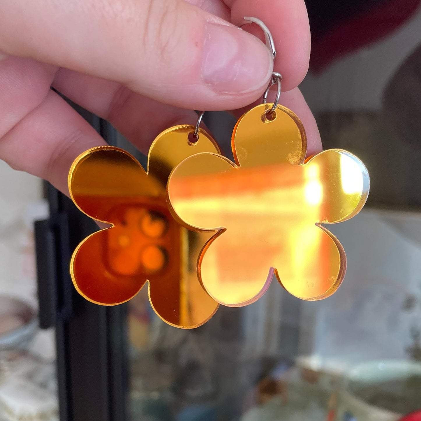 Grandes boucles d'oreilles fleurs pendantes en acrylique miroir dorée