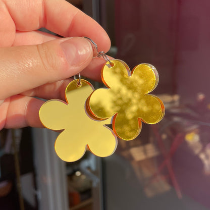 Grandes boucles d'oreilles fleurs pendantes en acrylique miroir dorée