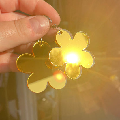 Grandes boucles d'oreilles fleurs pendantes en acrylique miroir dorée