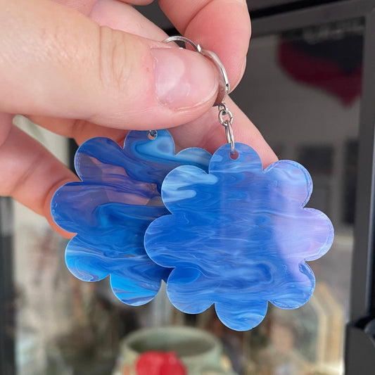 Grandes boucles d'oreilles fleurs pendantes en acrylique marbrée bleue, blanche et transparente