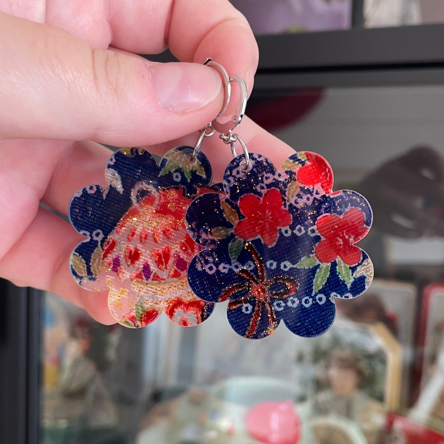 Grandes boucles d'oreilles fleurs pendantes en acrylique japonaise avec du tissu à paillettes