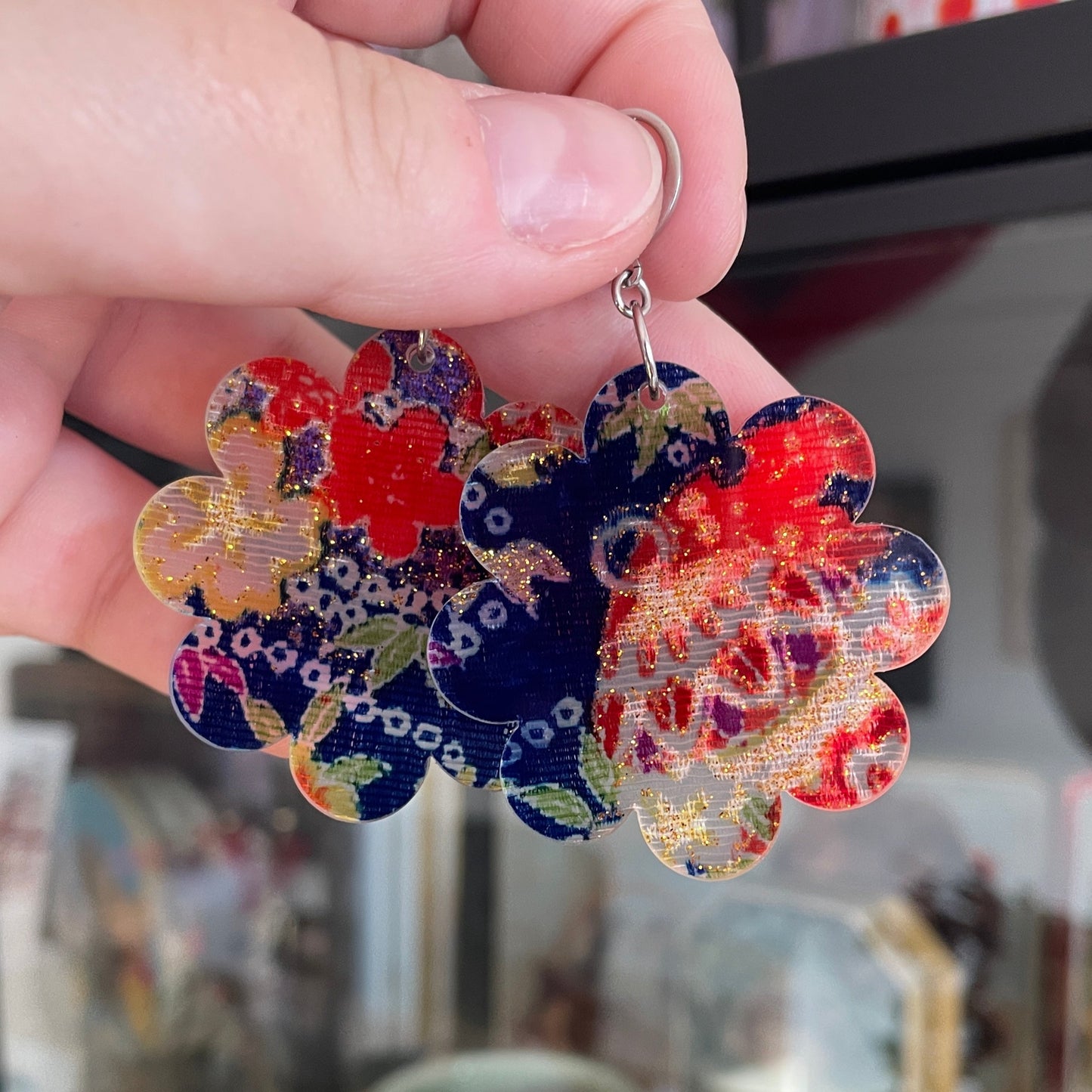 Grandes boucles d'oreilles fleurs pendantes en acrylique japonaise avec du tissu à paillettes